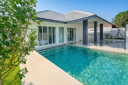 an image of a house with a swimming pool at 芭提雅 私人泳池别墅 中天海滩 别墅预定 家庭私密度假别墅 4卧室5卫2厅 in Jomtien Beach