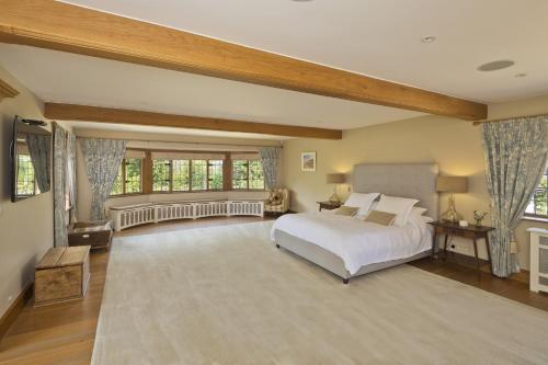 En eller flere senge i et værelse på Martley Hall Estate by Group Retreats