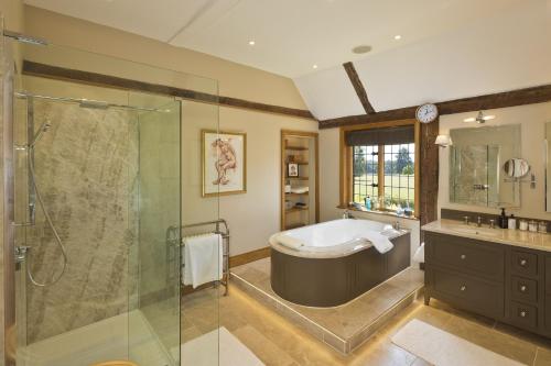 Et badeværelse på Martley Hall Estate by Group Retreats