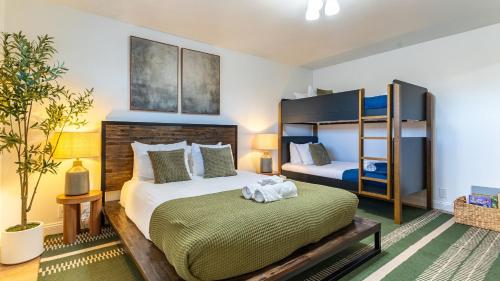 ein Schlafzimmer mit einem Bett und einem Etagenbett in der Unterkunft Modern Sonoma Stay w Spacious Deck Views Prime Location Bennett in Santa Rosa