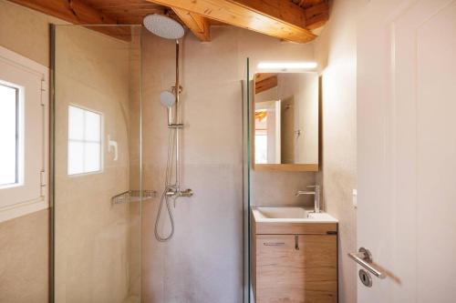 Et badeværelse på Villa Alexandros by Villa Plus