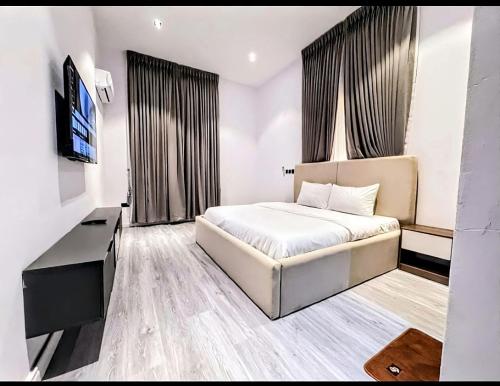 Μια τηλεόραση ή/και κέντρο ψυχαγωγίας στο Luxury 3 Bedroom Family Apartment in Oniru, VI - Swimming Pool, PS5 & 237 Power Supply in all Secure Estate - Close to Landmark Beach - Near Four Points by Sheraton