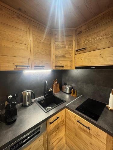 Een keuken of kitchenette bij LiHam Alpine Suite