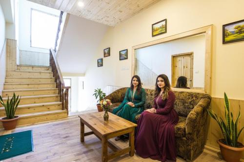 Khu vực ghế ngồi tại FabHotel Shami Inn Naggar Road