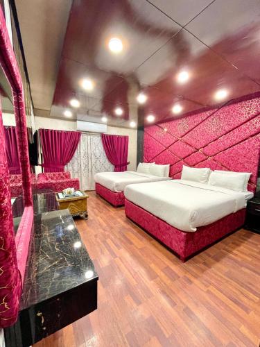 Un pat sau paturi într-o cameră la Shahnoor Cottages Luxury Apartments, Changla Gali