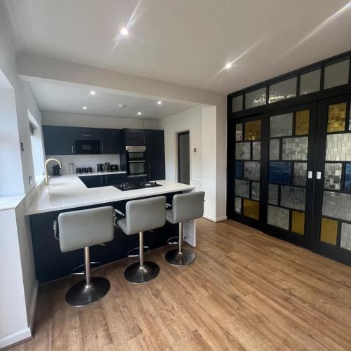 Kuchyň nebo kuchyňský kout v ubytování Stylish family home with cinema-style lounge near Blackpool