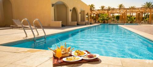 Bazén v ubytování Romance Regency Club nebo v jeho okolí