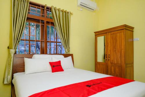 Ένα ή περισσότερα κρεβάτια σε δωμάτιο στο RedDoorz Near Monjali Yogyakarta