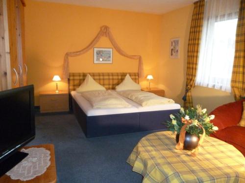 ein Hotelzimmer mit einem Bett und einem TV in der Unterkunft Ferienwohnungen Fontana in Bad Gögging