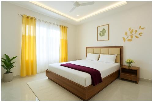 Ένα ή περισσότερα κρεβάτια σε δωμάτιο στο Hotel Mahaveera Galaxy Inn Near Kashi Vishwanath Temple - Restaurants # Free Wi-Fi And Parking Facilities - Fully Air conditioning Room- Best Hotel In Varanasi