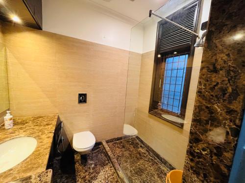 Koupelna v ubytování The South Manor Residency Near AIIMS Hospital New Delhi