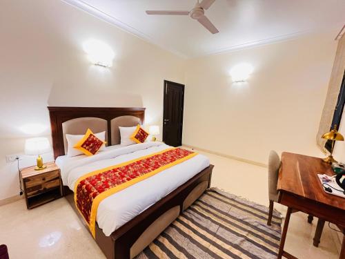 Postel nebo postele na pokoji v ubytování The South Manor Residency Near AIIMS Hospital New Delhi