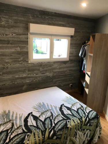 une chambre avec un lit et une fenêtre dans l'établissement Petite Maison T2, à La Celle-sous-Gouzon