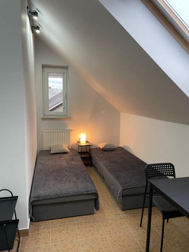 Ένα ή περισσότερα κρεβάτια σε δωμάτιο στο Noclegi w rynku