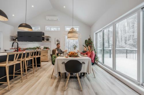 Μια τηλεόραση ή/και κέντρο ψυχαγωγίας στο Légendaire Private Hot Tub Game room