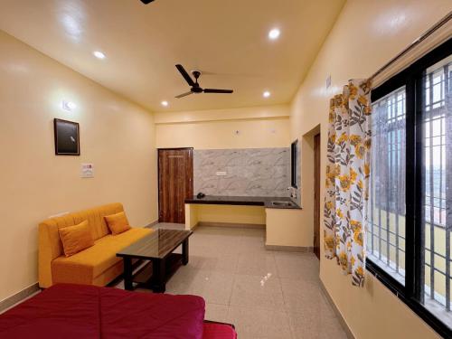 ein Wohnzimmer mit Sofa und Kamin in der Unterkunft Studio 401 Cityscape Retreat in Deoghar