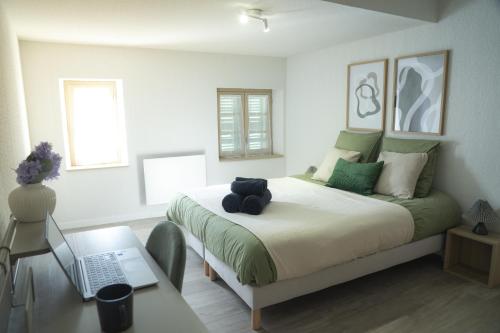 Un dormitorio con una cama con un osito de peluche encima. en Appartement moderne, 2 chambre, Hyères centre, en Hyères