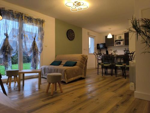 Appartement (jardin clos et privatif)