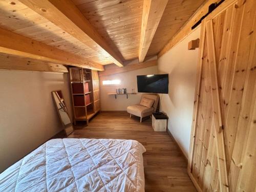 Ένα ή περισσότερα κρεβάτια σε δωμάτιο στο Case Monte Arso -Etna sud est-