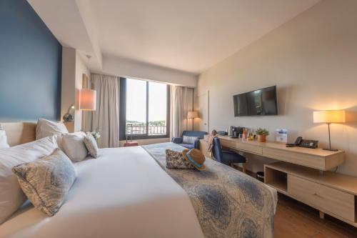 TV a/nebo společenská místnost v ubytování Hôtel Helios & SPA - Ile des Embiez