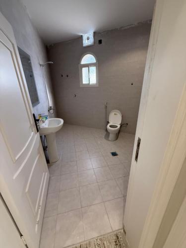 ein Badezimmer mit Toilette und Waschbecken in der Unterkunft comfortable hotel Jeddah in Dschidda