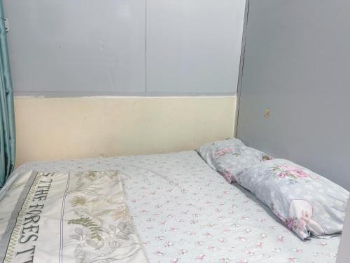 een bed met een deken erop bij Đồng Xanh 502NK in Hanoi