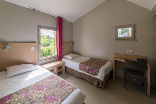 Postel nebo postele na pokoji v ubytování Club Vacances Bleues Domaine de Château Laval