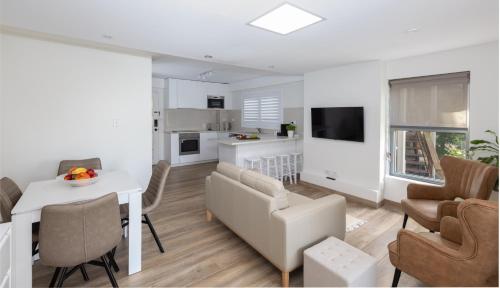 Kuchyň nebo kuchyňský kout v ubytování Coastal Views - waterfront guest apartment