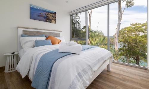 Postel nebo postele na pokoji v ubytování Coastal Views - waterfront guest apartment