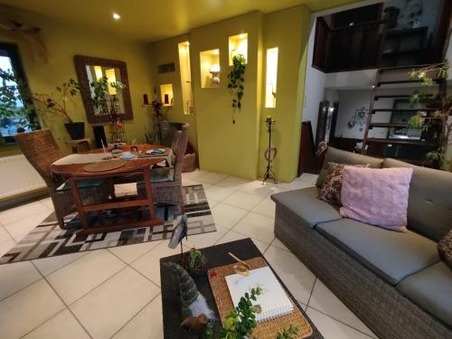 B&B Aquavert في تورناي: غرفة معيشة مع أريكة وطاولة