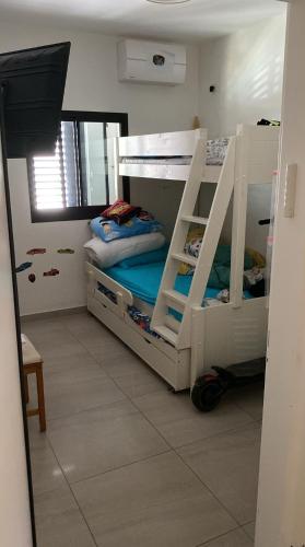 Galería fotográfica de דירה חמה ונעימה לשומרי מסורת en Modi'in