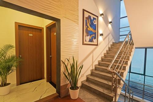 Via Kaveri Executive - Nr Alandi Vithoba Temple في بيون: درج في منزل مطل على المحيط