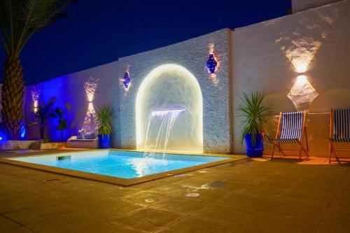 Hồ bơi trong/gần Dar Ayline