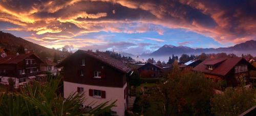 Lake and Mountain View Villa with Whirlpool and Free Parking in Huenibach