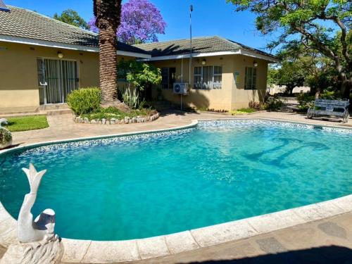 Bazén v ubytování 2 bedroomed apartment with en-suite and kitchenette - 2064 nebo v jeho okolí