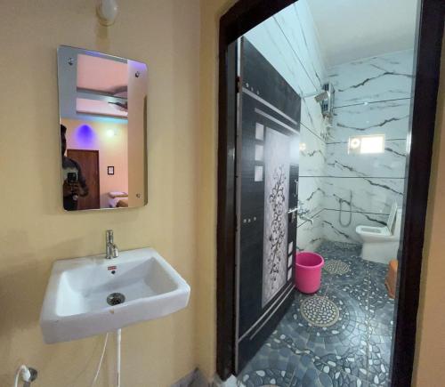 Koupelna v ubytování RISHANK HoME STAY