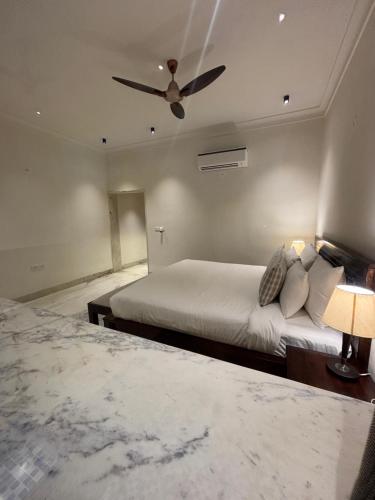 Ένα ή περισσότερα κρεβάτια σε δωμάτιο στο Guldaar Sariska - A luxury Forest Resort