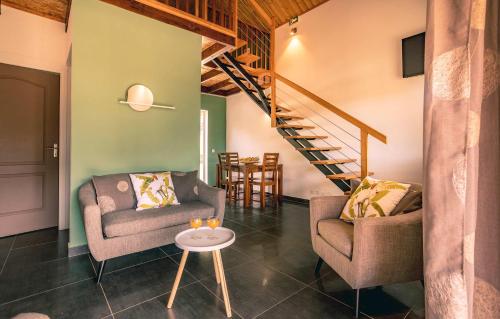 Le Verger Mandarine - Piscine & Spa a l'Entre-Deux في إنتري-ديو: غرفة معيشة مع كرسيين ودرج