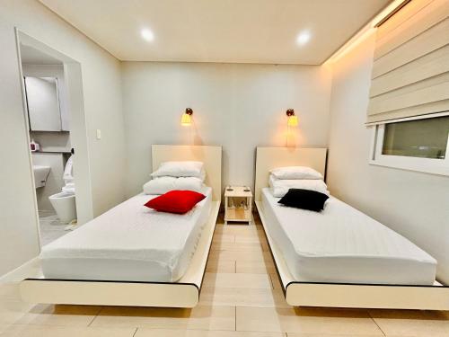 Postel nebo postele na pokoji v ubytování 운서역 홈호스텔 트윈룸
