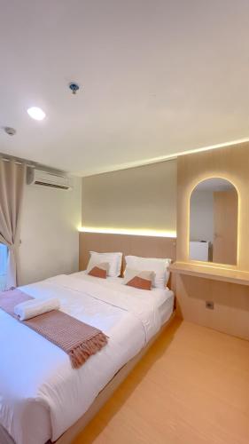 Ένα ή περισσότερα κρεβάτια σε δωμάτιο στο Kyoto Home 京都 2BR - 53 Sqm at Downtown Semarang