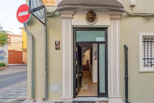 Una entrada a un edificio con un cartel al lado en Black Lion, en Villena