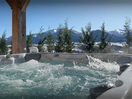 Una bañera de hidromasaje con agua salpicando en ella en Chalet Càlid - OVO Network, en Font-Romeu