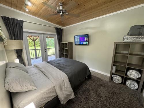 Postel nebo postele na pokoji v ubytování Secluded house, Opening special!