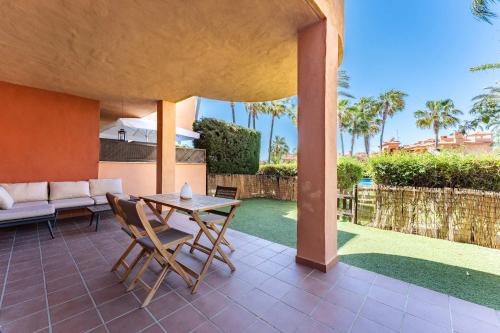 Bajo con acceso directo a la piscina y parking privado en La Reserva de Marbella by Sunny Residences photo 4