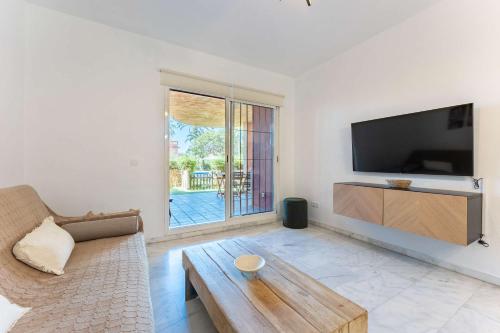 Bajo con acceso directo a la piscina y parking privado en La Reserva de Marbella by Sunny Residences photo 10