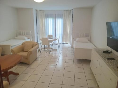 ein Wohnzimmer mit zwei Betten und einer Couch und einem Tisch in der Unterkunft Wohnung im Herzen der Altstadt in Bonn