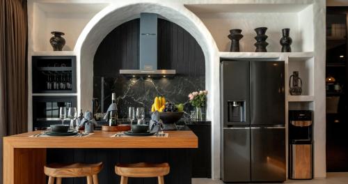 坎古Kiara Ocean Place的配有冰箱和桌椅的厨房