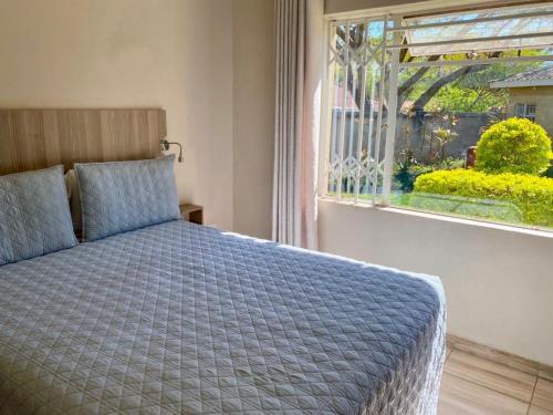 Postel nebo postele na pokoji v ubytování 2 bedroomed apartment with en-suite and kitchenette - 2065