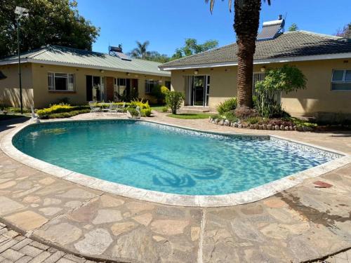 Bazén v ubytování 2 bedroomed apartment with en-suite and kitchenette - 2065 nebo v jeho okolí