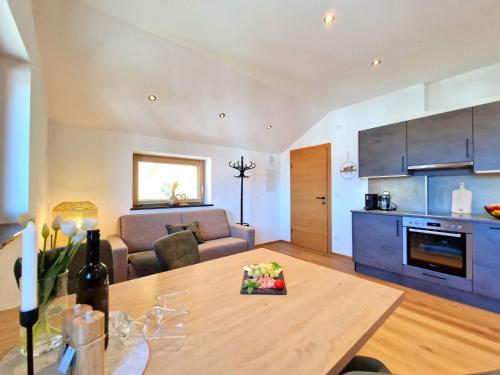 una sala de estar con un sofá y una mesa en Apartment Wildschütz by Interhome, en Pill